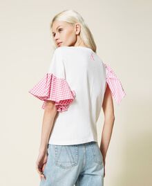 T-Shirt mit Volants mit Vichykaros und Streifen Zweifarbig Off White / „Hot Pink“-Rosa Frau 221AT2253-04