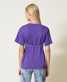T-Shirt mit Strassbesatz im oberen Bereich „Prism Violet“-Violett Frau 222AP2036-04