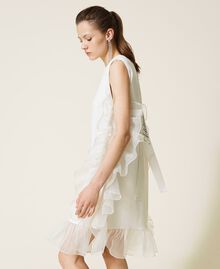 Kurzes Kleid mit Organzavolant Weiß Gardenie Frau 221AT2110-04