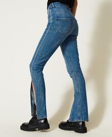 Jeans im Slim-Fit mit Strass und Schlitzen Mittleres "Denimblau" Frau 222AP2273-04