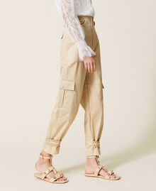 Pantalon cargo avec broderies ajourées Rose « Cuban Sand » Femme 221TP2414-03