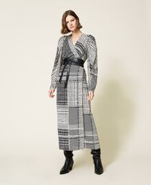 Robe longue avec imprimé pied-de-poule Imprimé Carreaux Bicolore Noir / Blanc « Neige » Femme 212TT234A-04