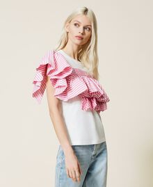 T-Shirt mit Volants mit Vichykaros und Streifen Zweifarbig Off White / „Hot Pink“-Rosa Frau 221AT2253-03