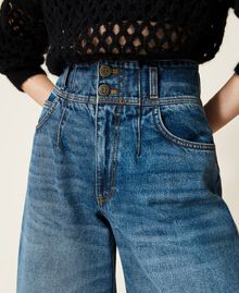 High-Waist-Jeans in Cropped-Länge mit Bleichstellen Denimblau Frau 222TP2390-05