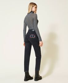 Regular-Fit-Jeans mit Logostickerei Denimschwarz Frau 222TT2541-04