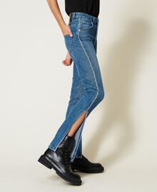 Jeans im Slim-Fit mit Strass und Schlitzen Mittleres "Denimblau" Frau 222AP2273-05