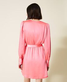Kleid aus Satin mit Gürtel Fluoreszierendes Rosa Frau 222AP2664-05