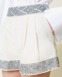 Short en lin mélangé avec broderies réalisées à la main Bicolore Blanc Cassé/Gris « Fumé »/Brodé Femme 221TT2243-05