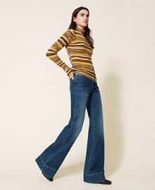 High-Waist-Jeans im Bell-Bottom-Fit Mittleres Denim Frau 222AP2670-03