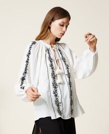 Blusa de crespón con bordado Bicolor Merengue / Negro Mujer 221LB2DGG-03