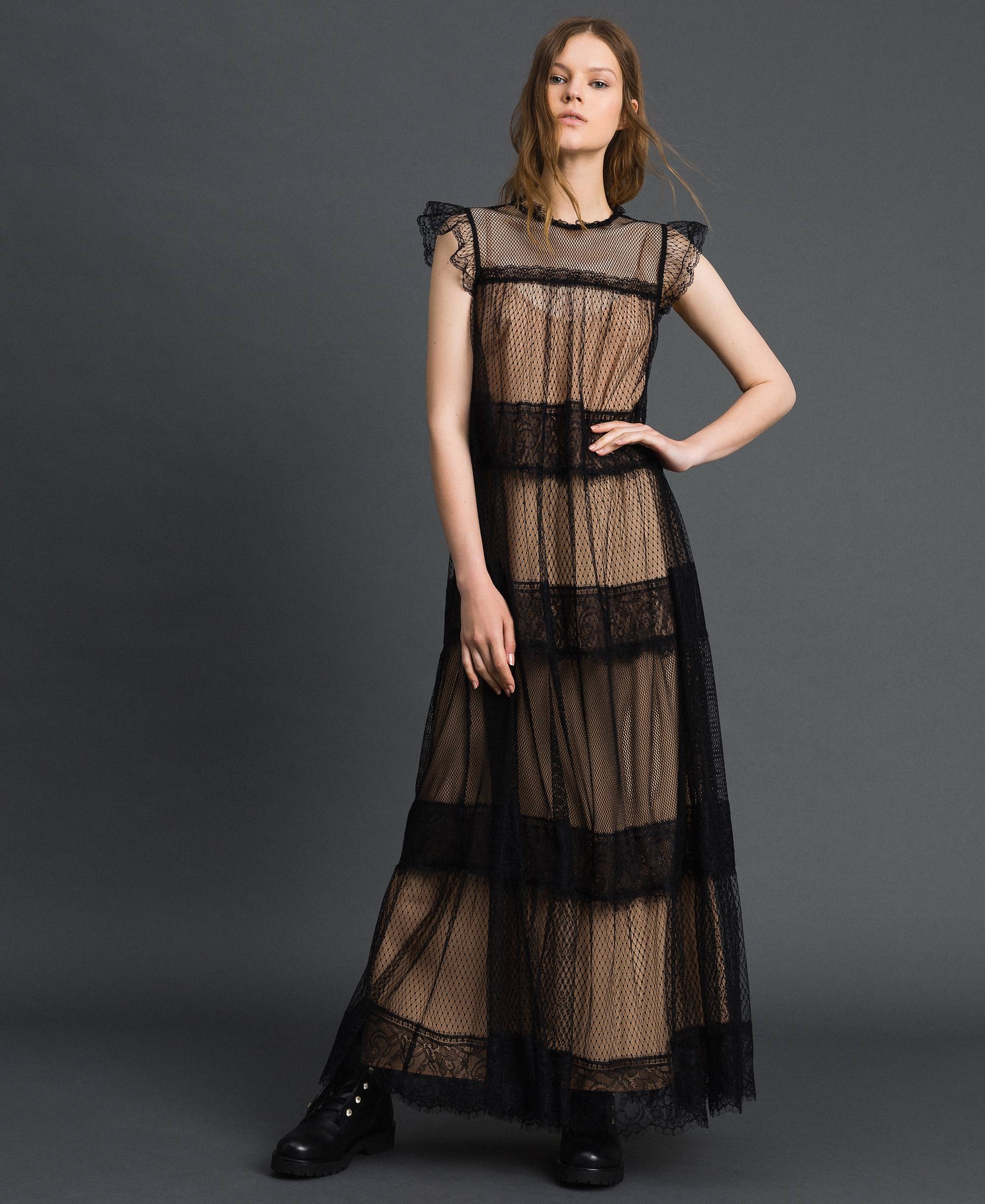 Abito lungo con patch di tulle, pizzo e plumetis
