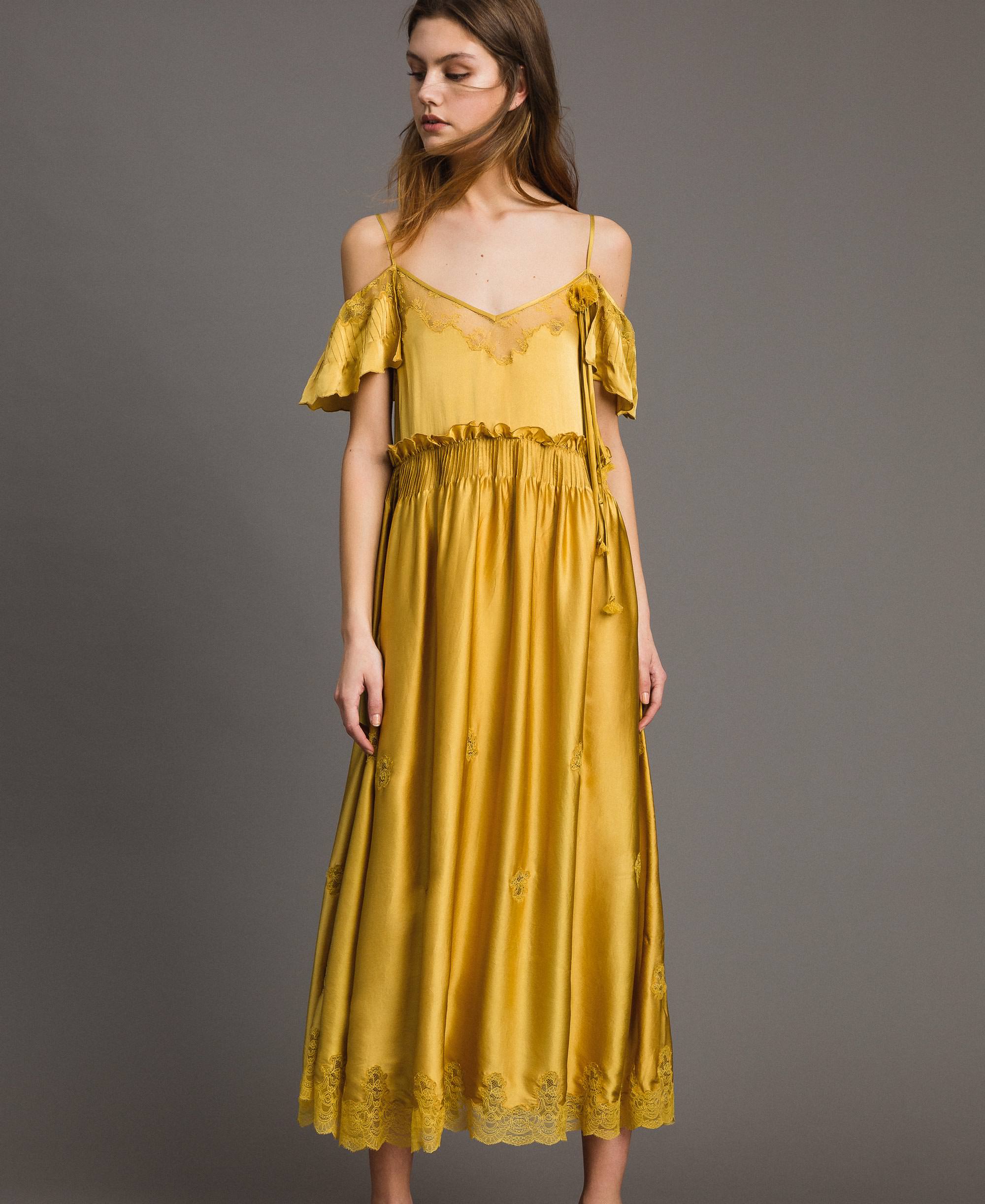 vestido-largo-de-sat-n-de-seda-con-ribetes-de-encaje