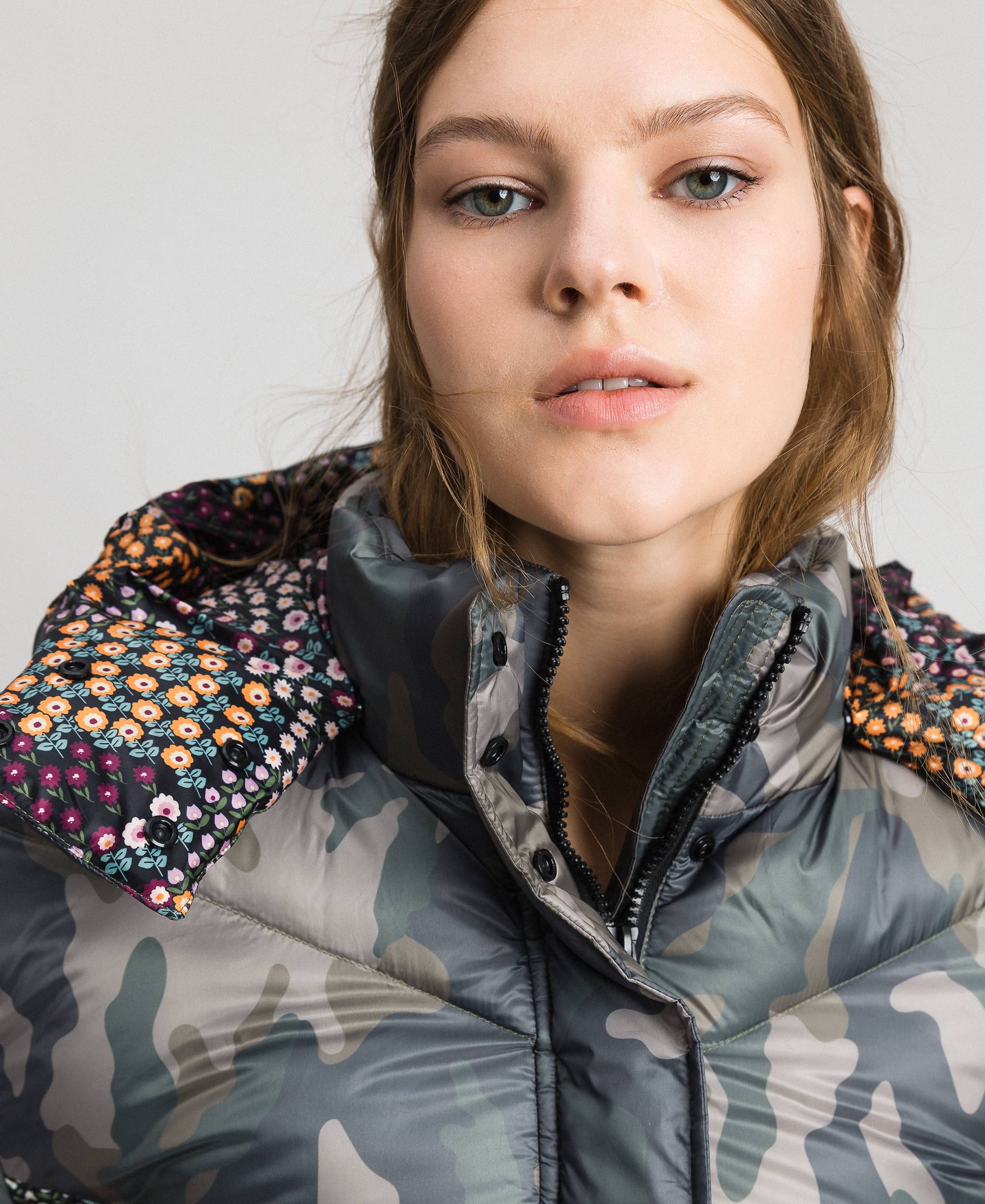 Short puffer jacket with camouflage and floral print