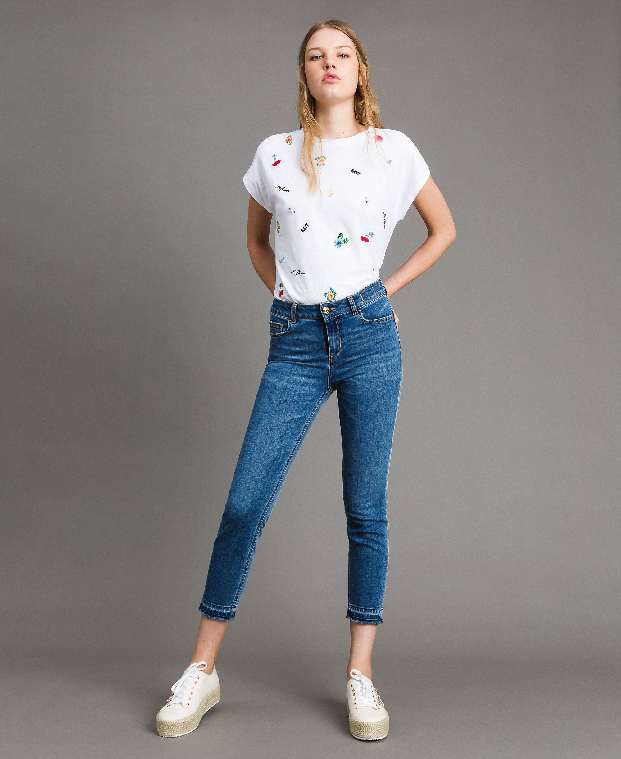 Skinny jeans with frayed hem