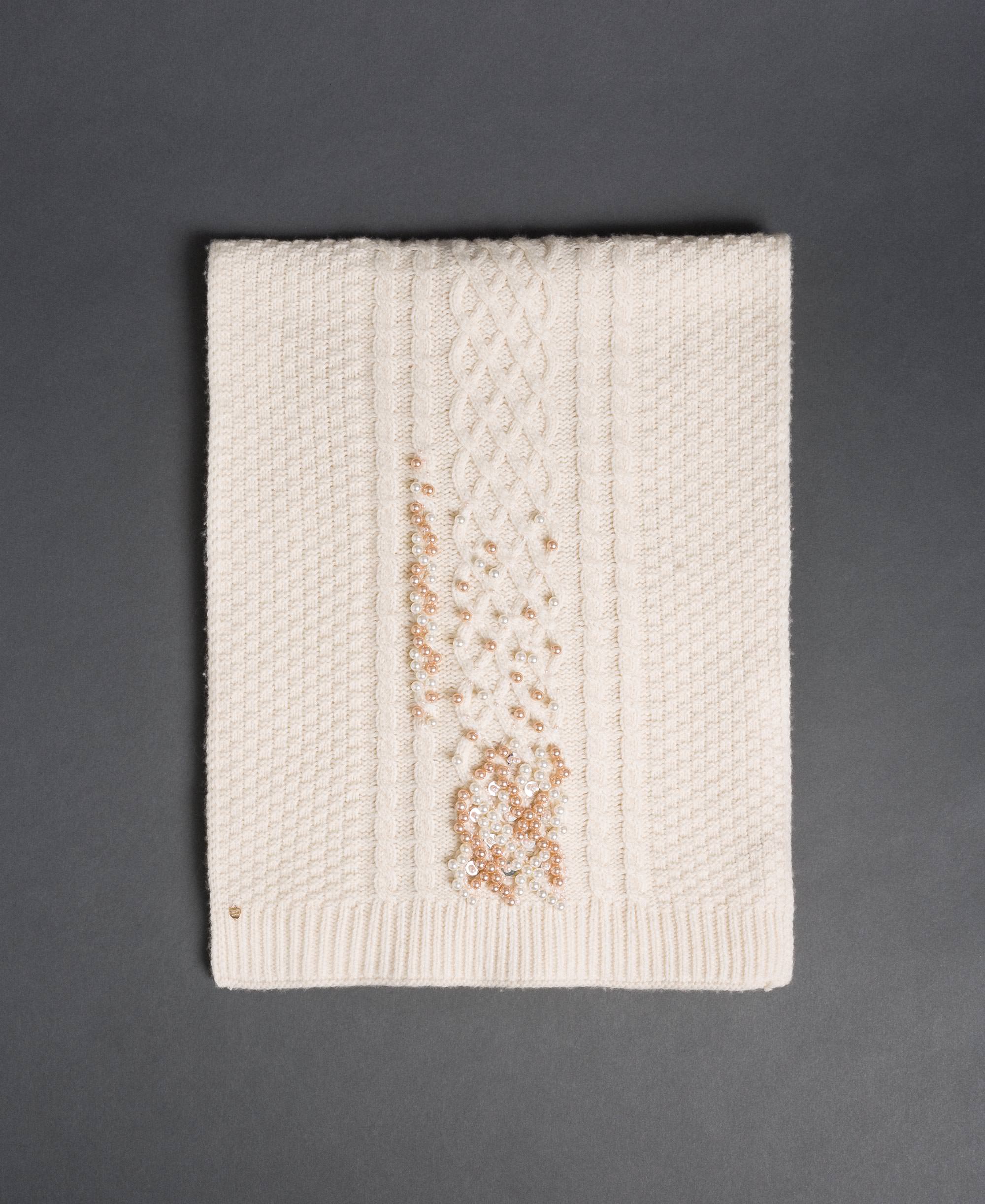 Cable knit scarf with embroidery