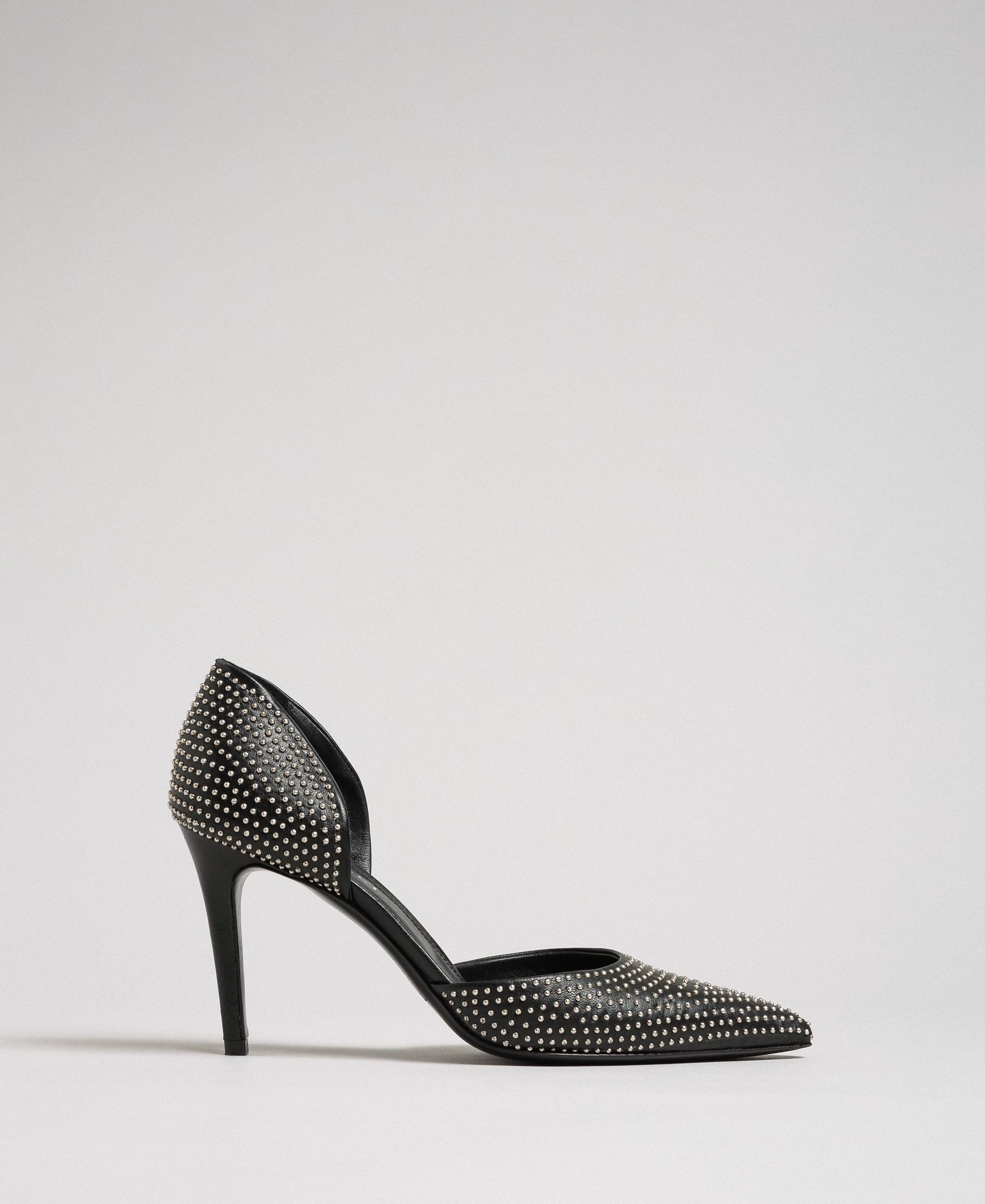 Zapatos de salón de piel con tachuelas