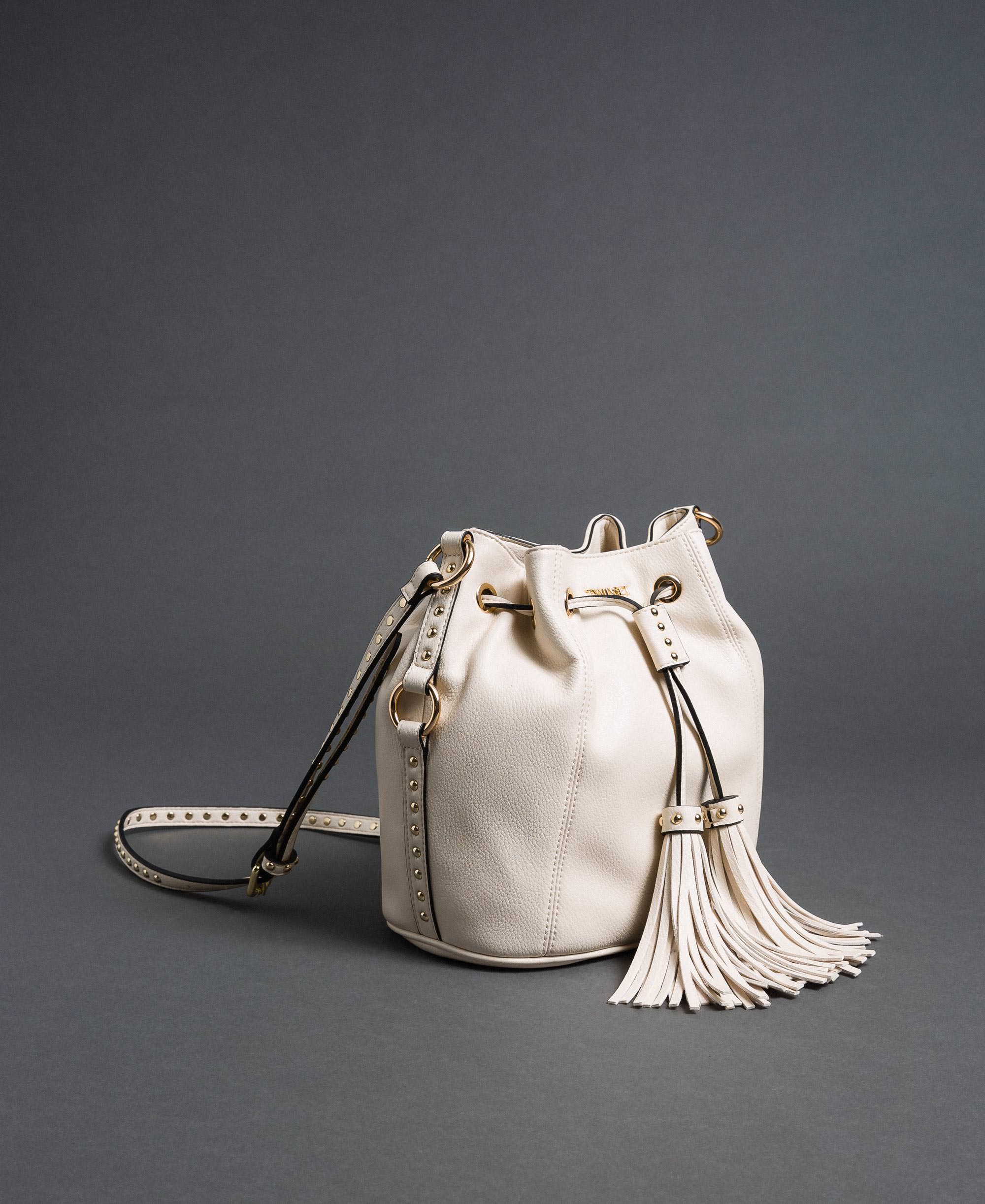 Borsa secchiello in similpelle con borchie