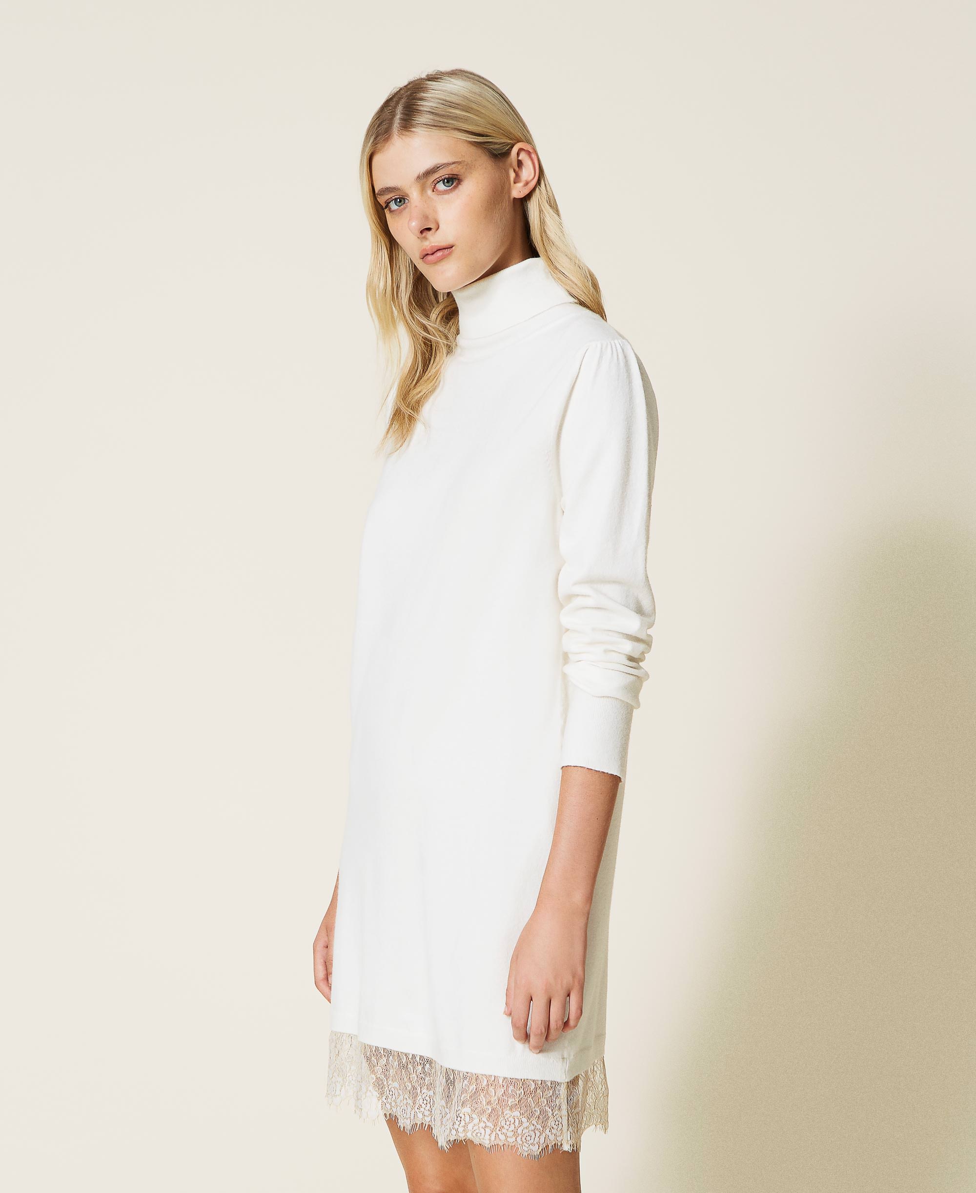 Short knit dress with lace flounce 