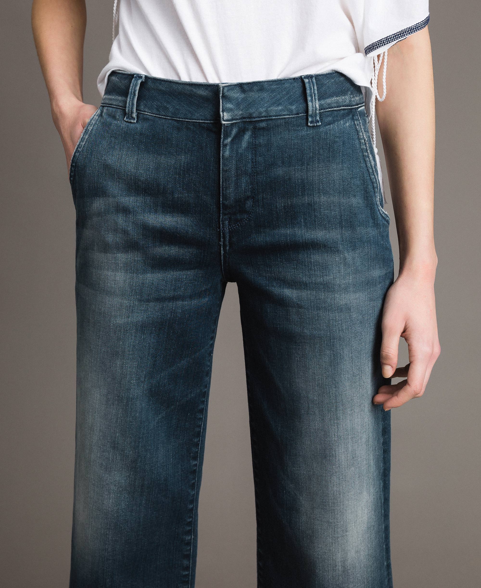 Pantalones chinos vaqueros con efecto degradado