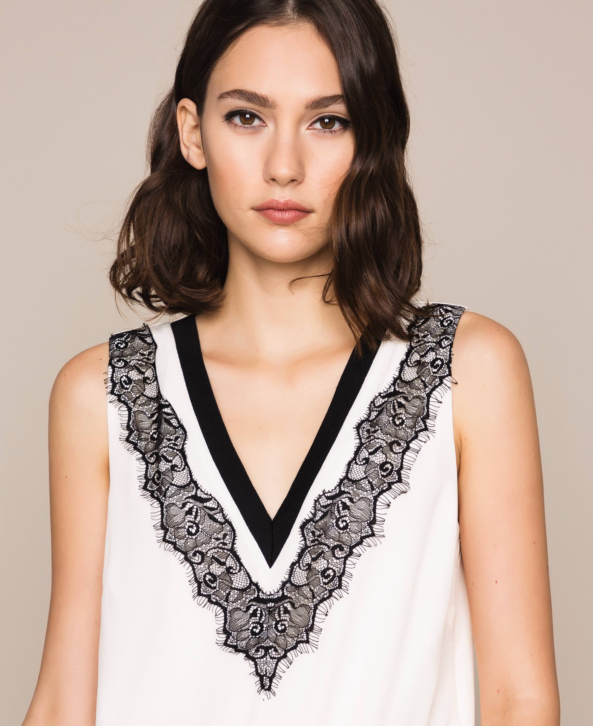 Kleid aus Spitze und Wollcrêpe
