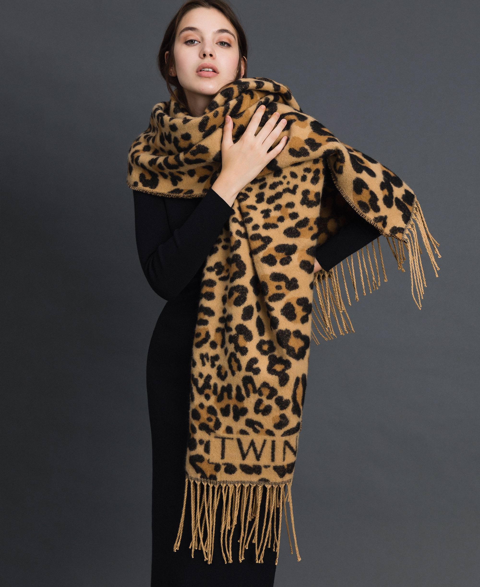 Jacquard scarf with fringes and logo