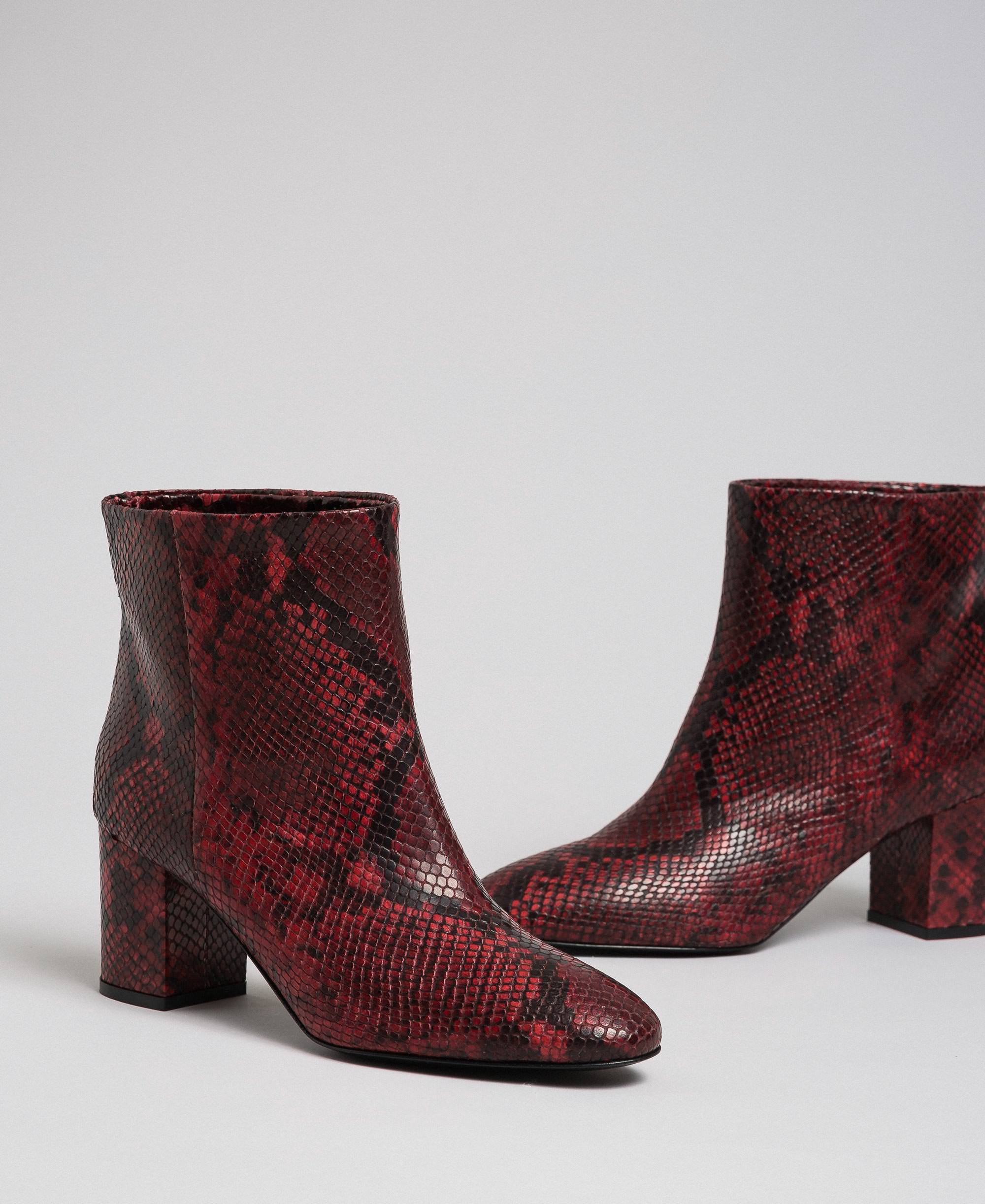 Leather ankle boots with animal print 