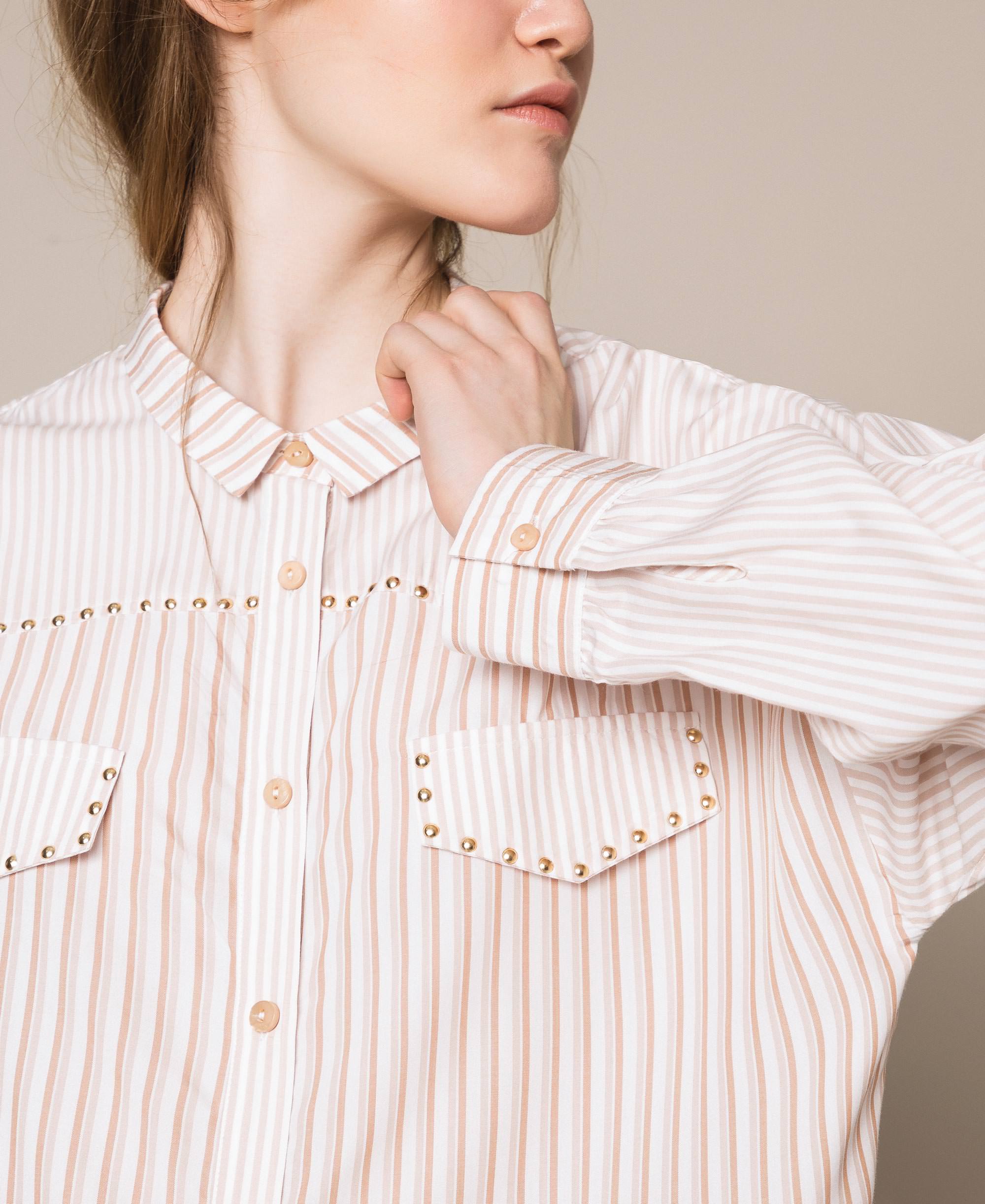 Camisa larga a rayas con tachuelas Mujer, Beige | TWINSET Milano