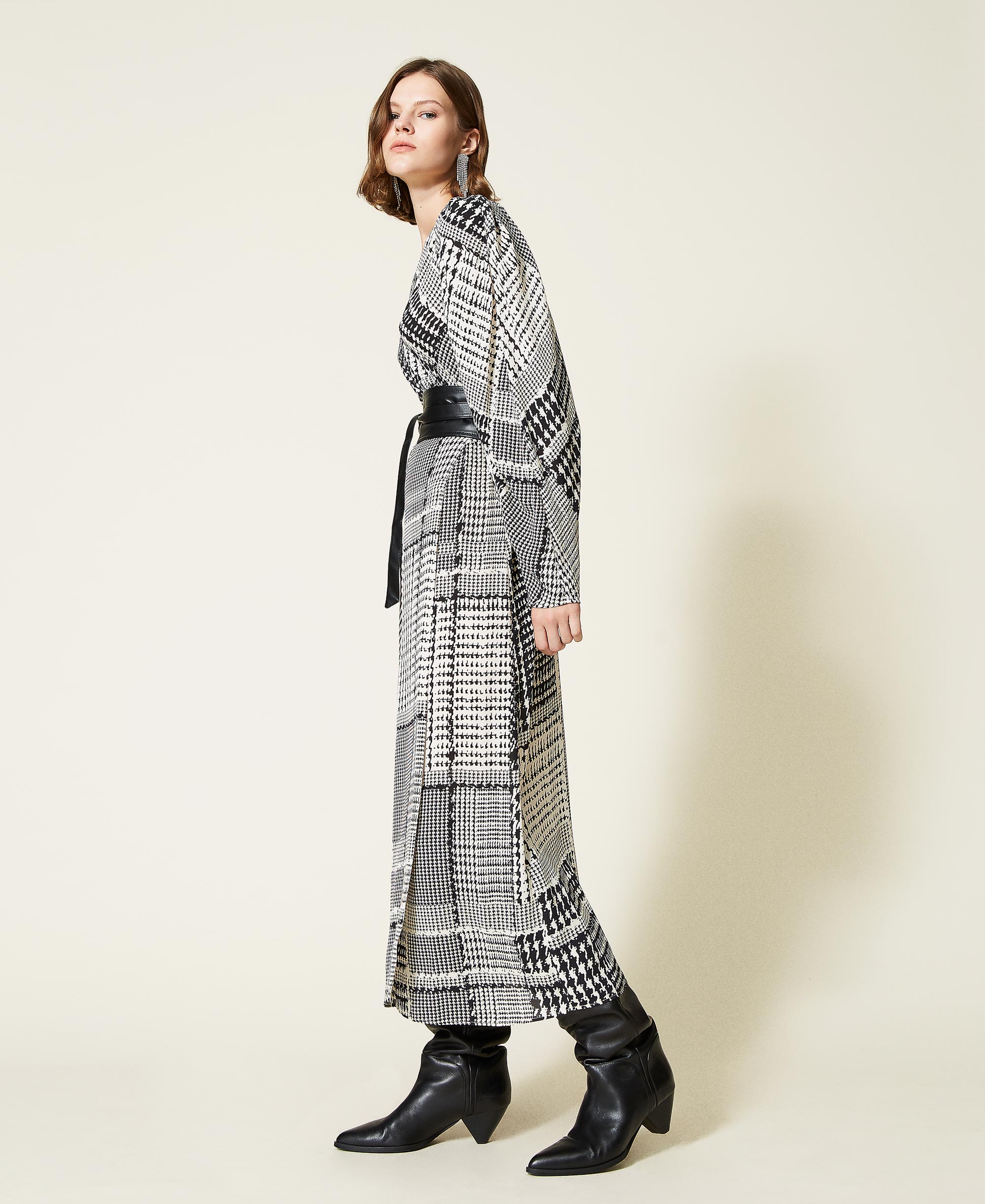 Long dress with houndstooth print Woman ...
