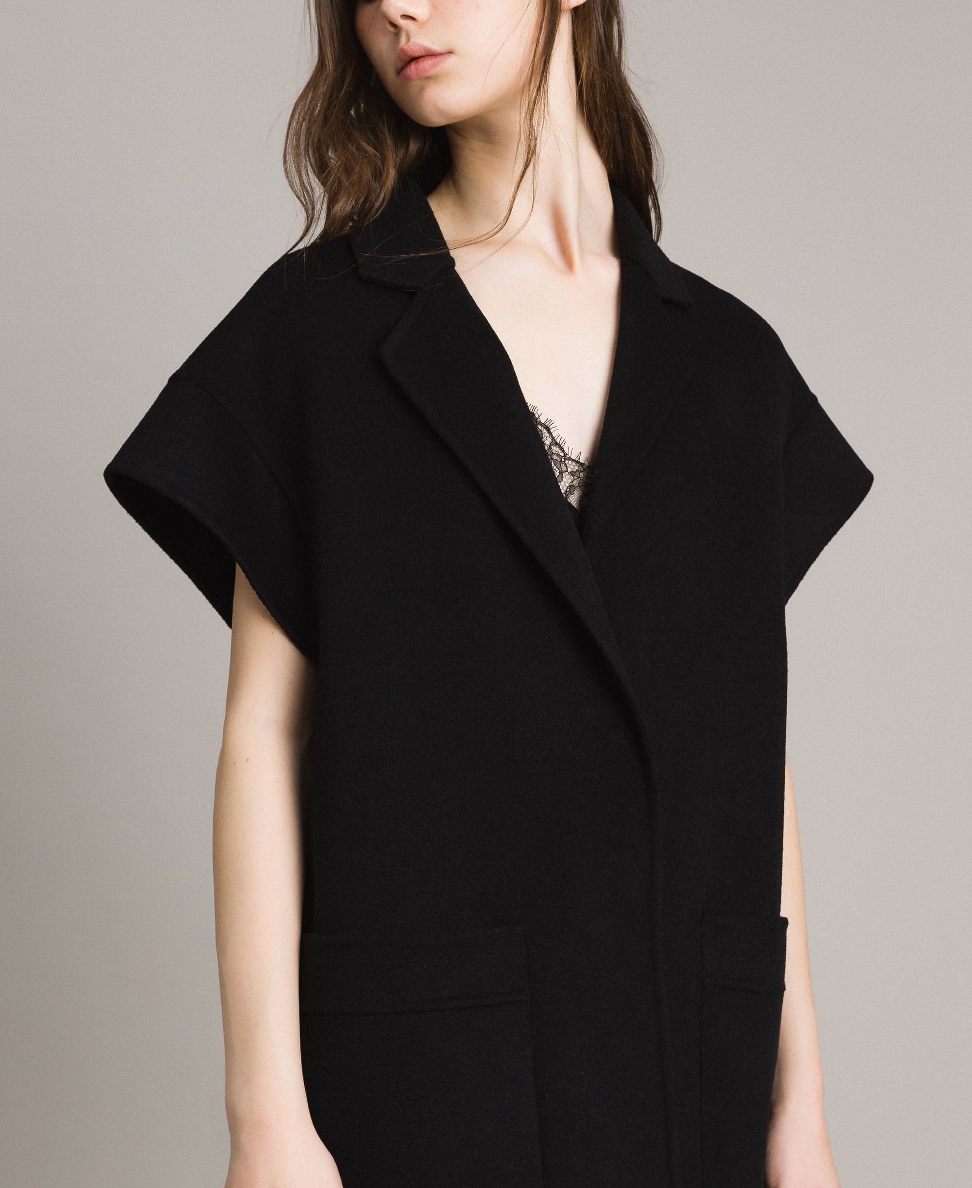 Gilet lungo con rever e profili a contrasto
