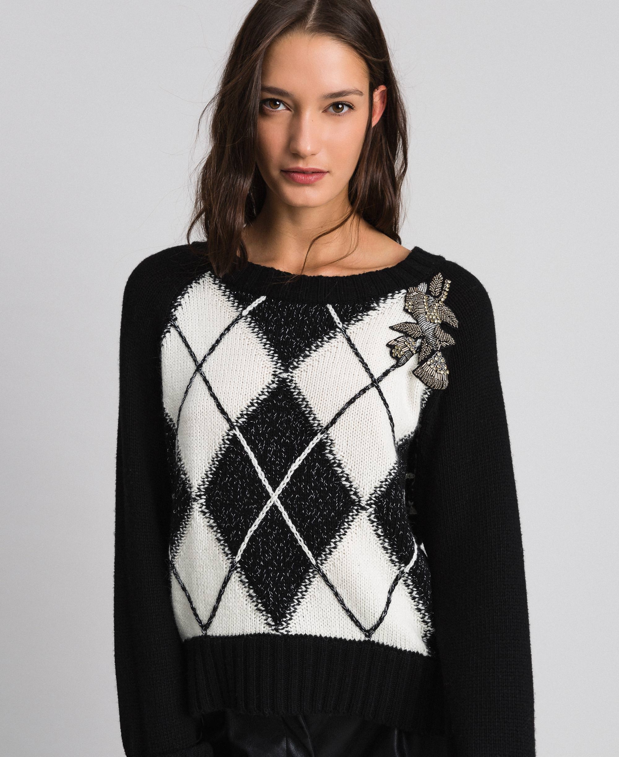 Maglia boxy con intarsio a rombi e ricamo