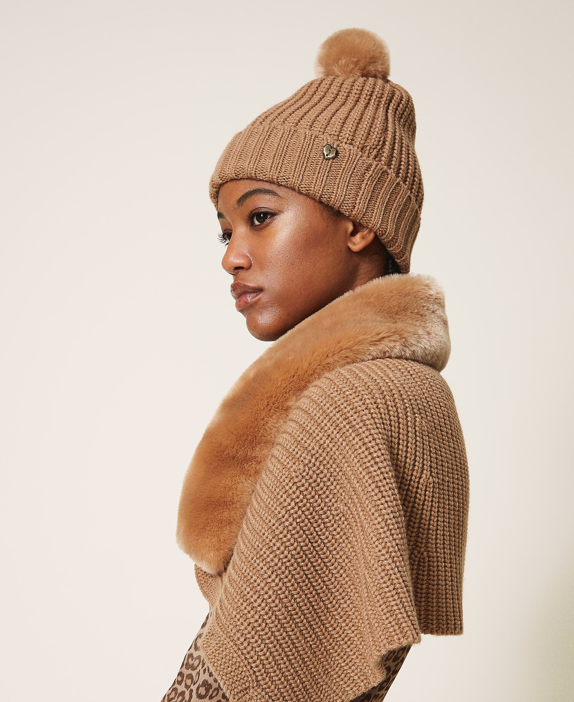 Berretto con pompon in similpelliccia Donna, Beige | TWINSET Milano