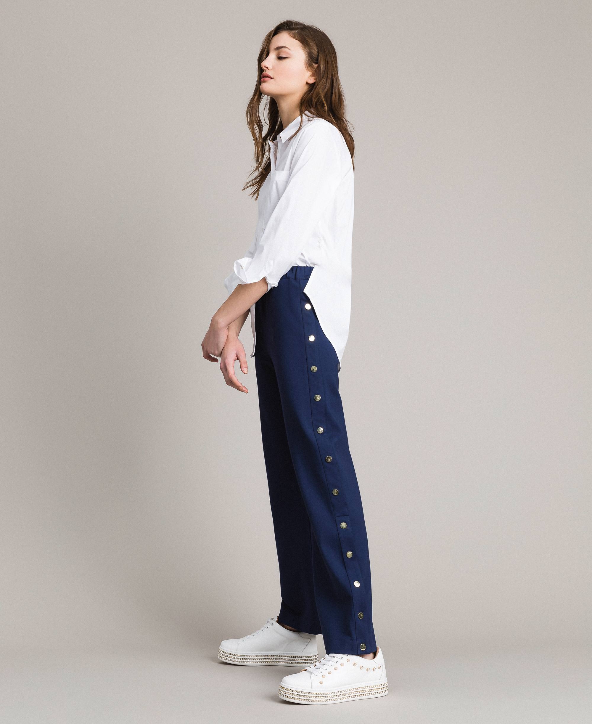 Pantaloni palazzo con spacchi e bottoni