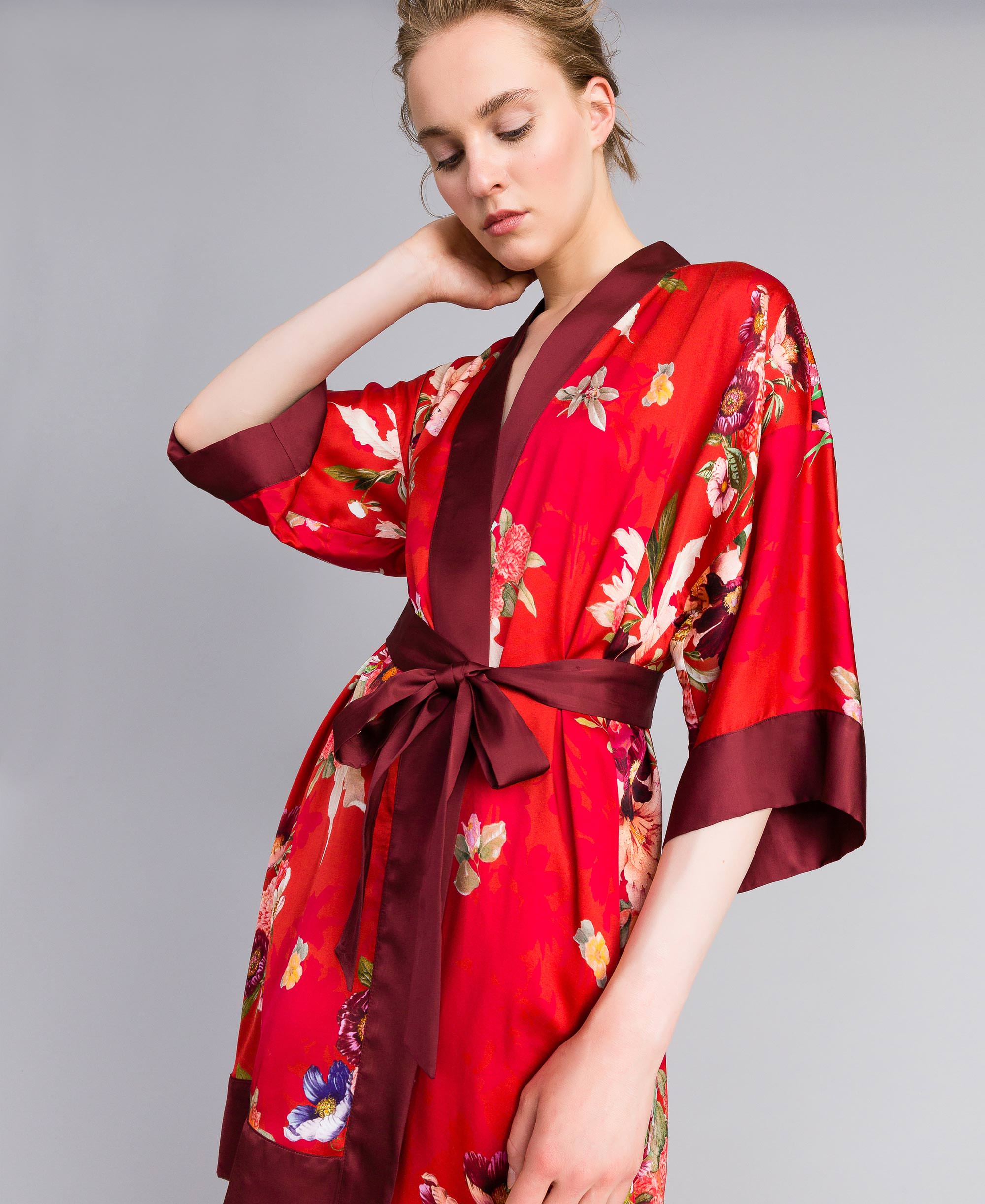 атласное кимоно. халат кимоно атласный длинный 56. Silk azure silk short robe. атласное кимоно. халат кимоно из шелка.